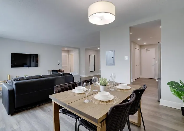 Elegant Apartment With Gym Access At Crystal City