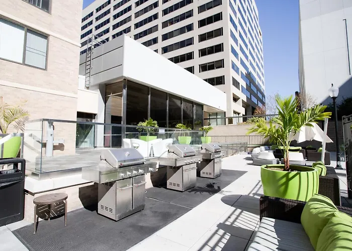 Elegant Apartment With Gym Access At Crystal City