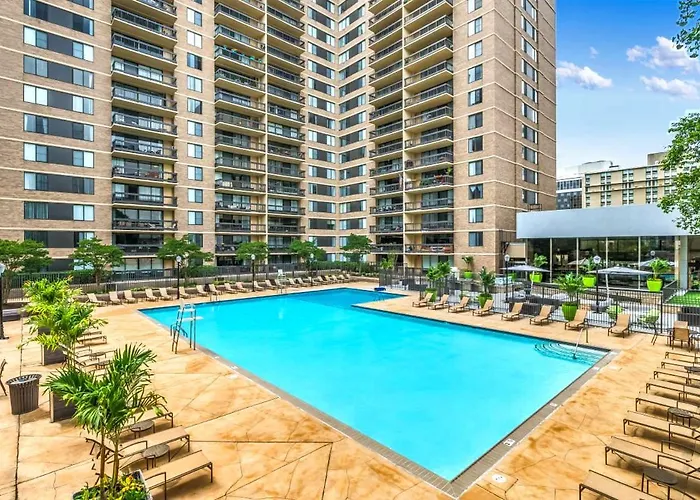 Elegant Apartment With Gym Access At Crystal City